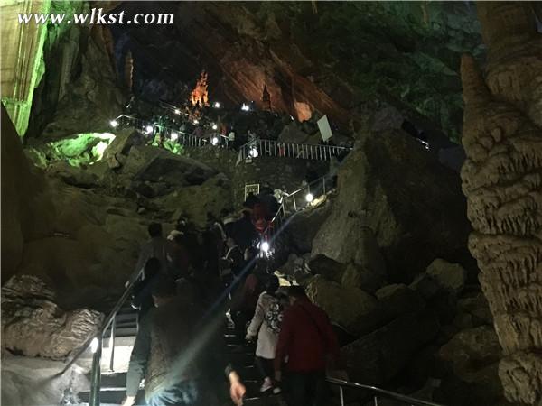 芙蓉洞內(nèi)游客人頭攢動