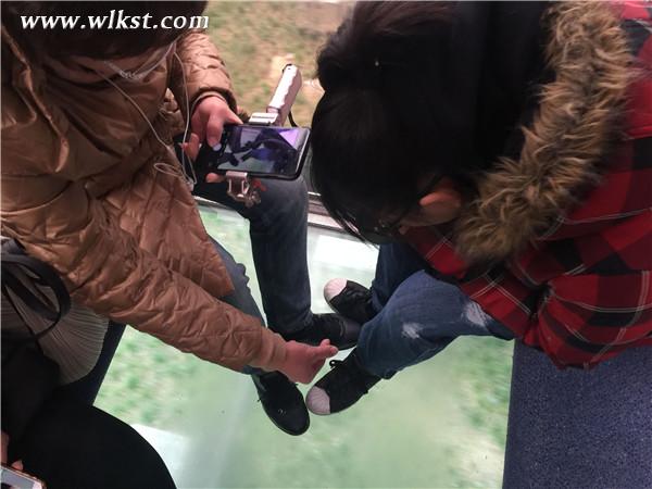 在玻璃廂底的索道內(nèi)游客俯拍