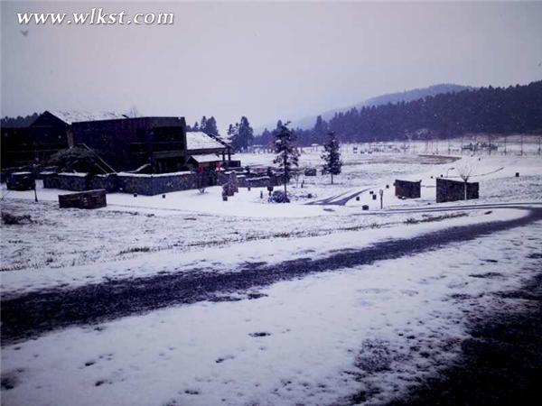 武隆仙女山強(qiáng)降春雪 元宵佳節(jié)戲雪滑雪好去處