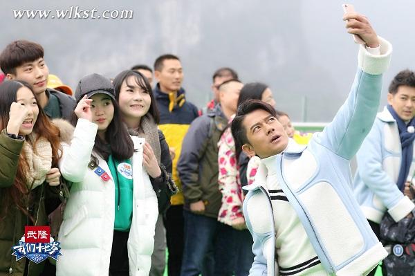 《十七歲》武隆站兄弟團花樣寵粉 林志穎給粉絲吹頭發(fā)