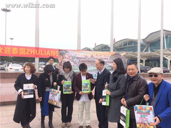 重慶市旅游局副局長(zhǎng)王定國(guó)、重慶市旅游局國(guó)際處處長(zhǎng)宋俊紅在機(jī)場(chǎng)接待泰國(guó)速遠(yuǎn)集團(tuán)董事長(zhǎng)比亞瓦一行。