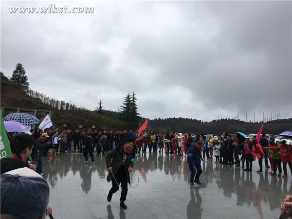 川自駕團(tuán)游在仙女山景區(qū)開(kāi)展&ldquo;憶17&rdquo;趣味游戲