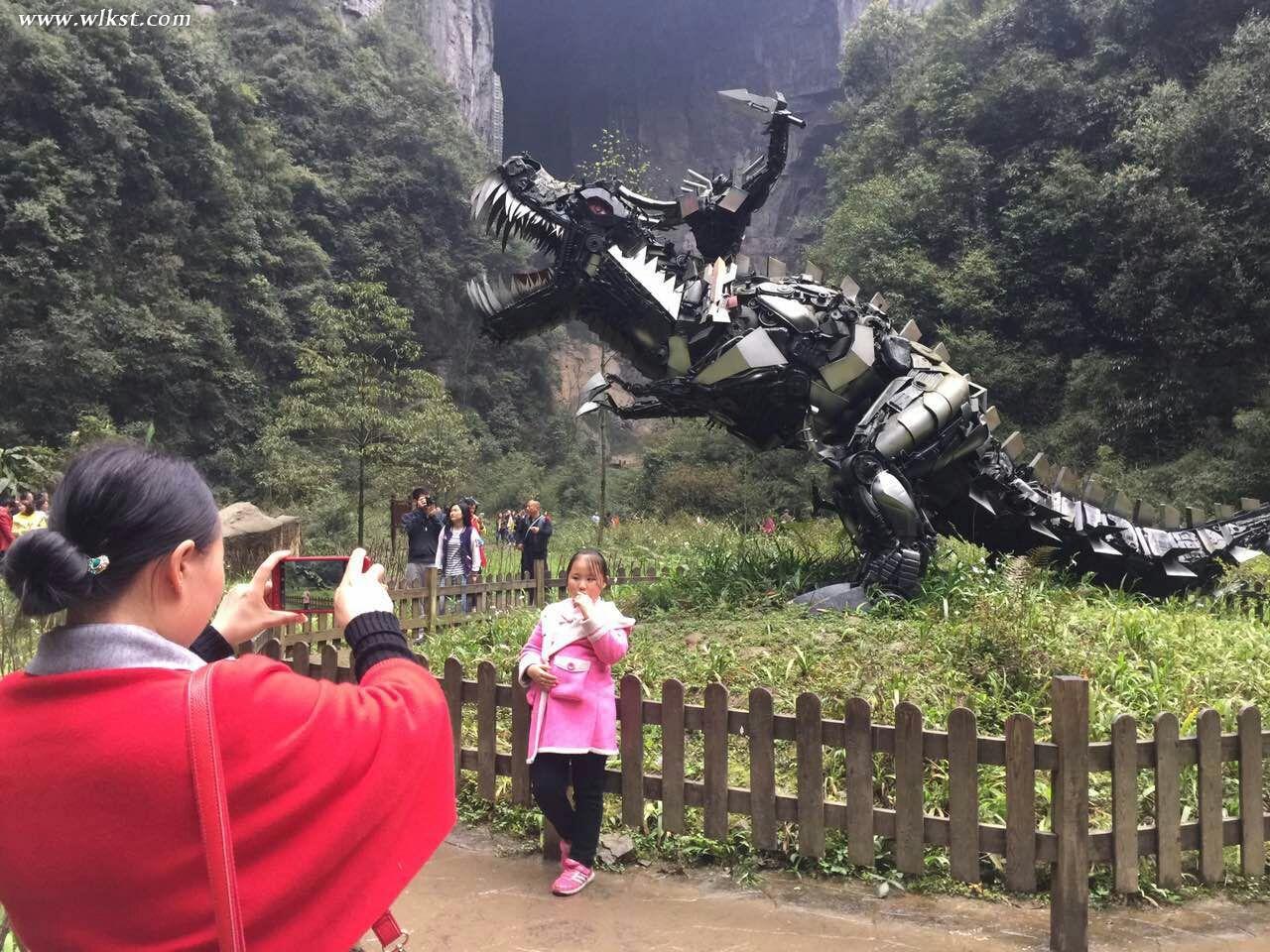 游客與機(jī)械龍模型合影