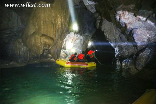 洞內(nèi)地下暗河