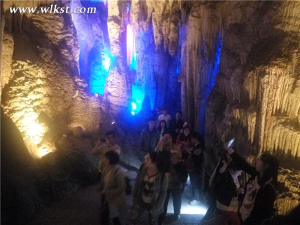  游客游覽改造升級后芙蓉洞(圖/李瓊)