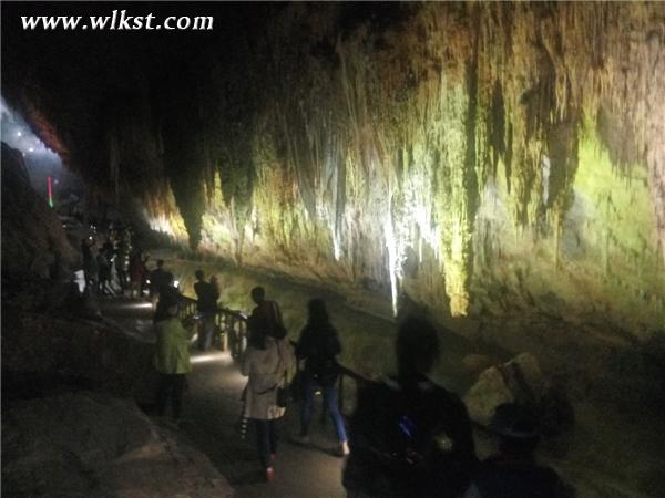  游客游覽改造升級后芙蓉洞(圖/李瓊)