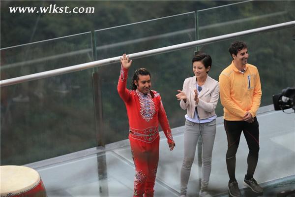央視《吉尼斯中國之夜》 選手武隆挑戰(zhàn)&ldquo;蒙眼走鋼絲&rdquo;高空競速