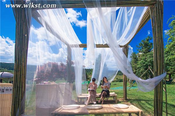  游客在仙女山無頂圖書館看書(王俊杰/供圖)