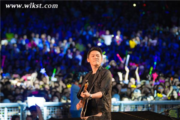 《男孩》梁博獻唱仙女山音樂季 歌迷合唱《擁有》