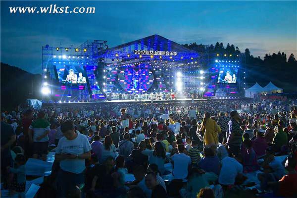 《男孩》梁博獻唱仙女山音樂季 歌迷合唱《擁有》