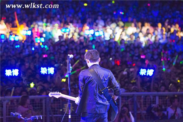 《男孩》梁博獻唱仙女山音樂季 歌迷合唱《擁有》