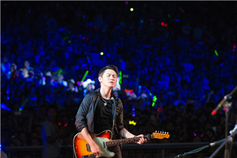 《男孩》梁博獻(xiàn)唱仙女山音樂(lè)季 歌迷合唱《擁有》