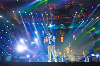 陶喆仙女山音樂(lè)季獻(xiàn)唱《找自己》感謝觀眾雨中等待