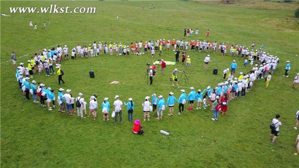 親子家庭在仙女山大草原和&ldquo;村長(zhǎng)&rdquo;李銳一起開展互動(dòng)游戲  （王俊杰/供圖）