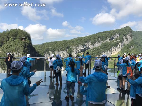 親子家庭在仙女山大草原和&ldquo;村長(zhǎng)&rdquo;李銳一起開展互動(dòng)游戲  （王俊杰/供圖）