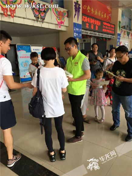  志愿者分發(fā)手繪地圖。 仙女山旅游度假區(qū)管委會(huì)供圖 華龍網(wǎng)發(fā)