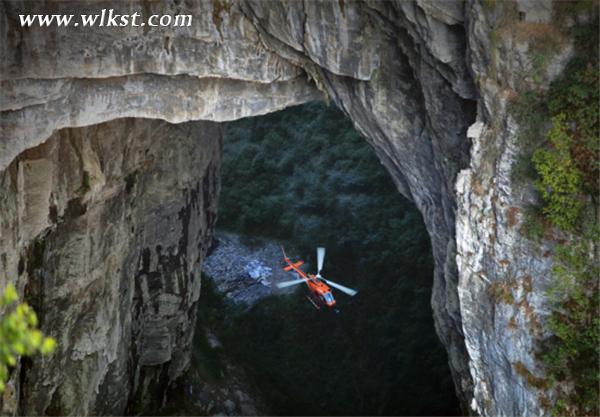 直升機(jī)穿越天生三橋