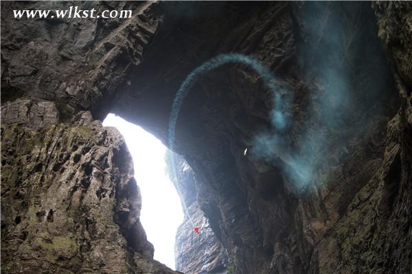 選手操控航模驚險(xiǎn)穿過天生三橋