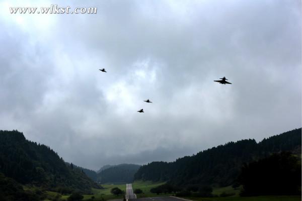 數(shù)架航模飛機(jī)出沒在仙女上大草原