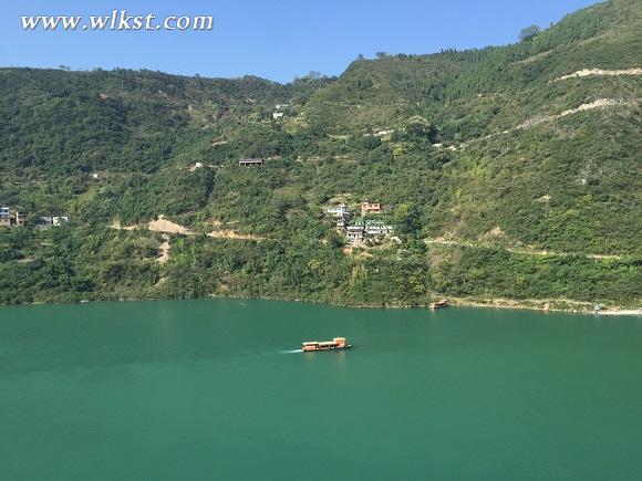 武?。阂蝗~輕舟泛秋波 一江碧水兩岸青山&ldquo;畫中游&rdquo;