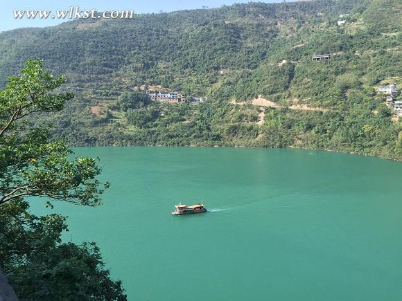 武?。阂蝗~輕舟泛秋波 一江碧水兩岸青山&ldquo;畫中游&rdquo;