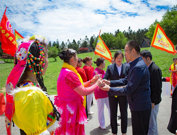 為優(yōu)秀隊伍頒獎