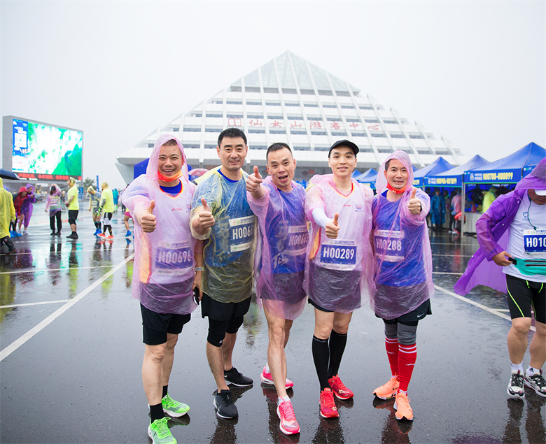 2021重慶武隆仙女山馬拉松 風(fēng)雨里撒歡開跑