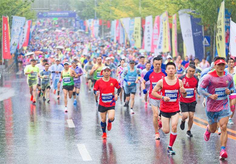 2021重慶武隆仙女山馬拉松 風(fēng)雨里撒歡開跑