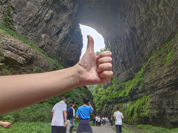 展示“點(diǎn)贊”手勢