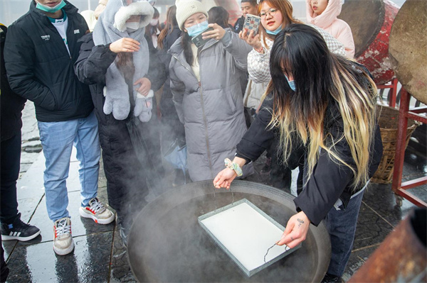 游客體驗(yàn)制作苕粉
