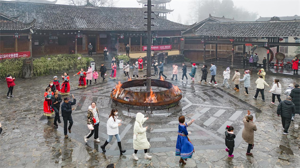 游客參與篝火交流會(huì)