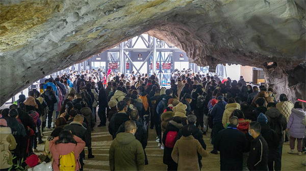 排隊(duì)乘坐電梯