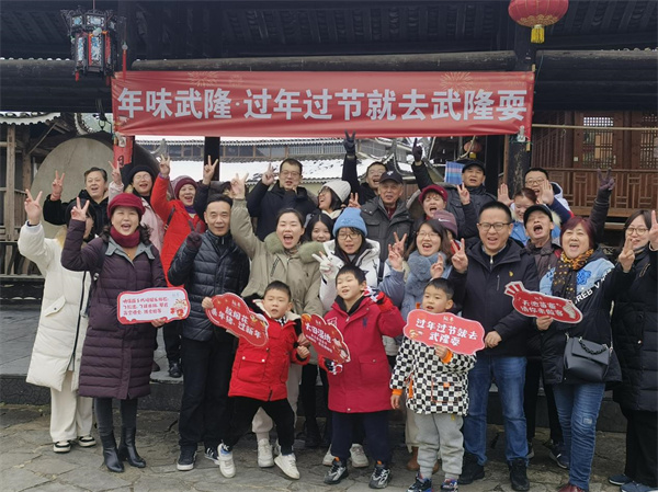 團(tuán)隊(duì)游覽苗寨