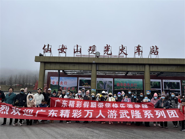 首發(fā)團乘坐小火車