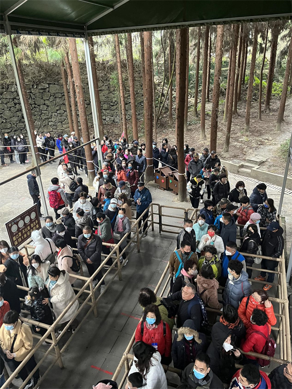 天生三橋排隊坐電梯