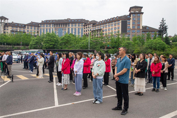 出席開(kāi)工儀式的各部門(mén)領(lǐng)導(dǎo)