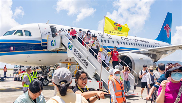 游客下飛機(jī)