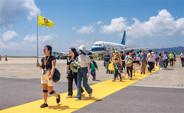 團(tuán)隊(duì)前往景區(qū)游覽