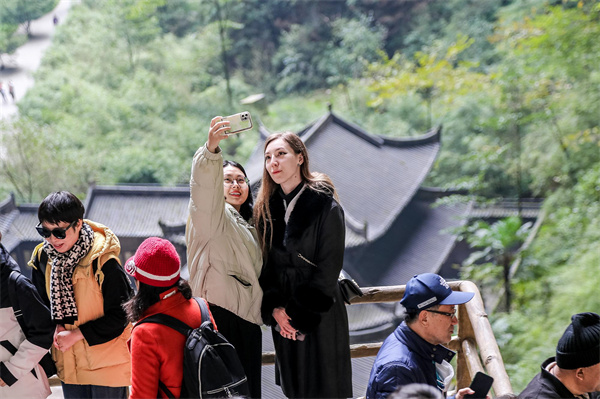 國外旅行商代表在景區(qū)開心拍照