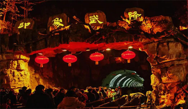 進(jìn)入《印象武隆》劇場(chǎng)需穿越時(shí)光隧道