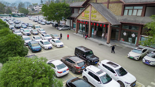 芙蓉洞、芙蓉江游客中心車(chē)輛整齊停放